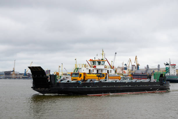 자동차 및 승객 페리 보트입니다. - passenger ship ferry crane harbor 뉴스 사진 이미지
