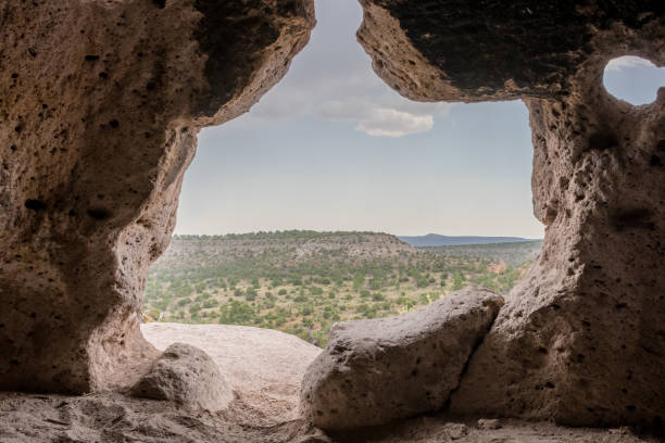 blick auf bandelier national monument - bandelier national monument stock-fotos und bilder