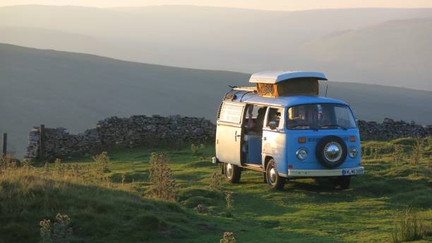 vw bus camping norte de inglaterra mientras la puesta de sol - truck semi truck car transporter vehicle trailer fotografías e imágenes de stock