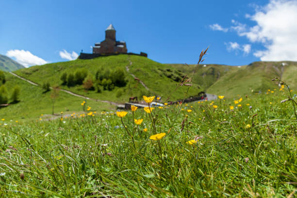 gergeti trinity church - kazbek stock-fotos und bilder