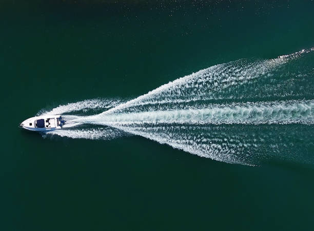 speedboat aerial view - nautical vessel speedboat motorboat yacht imagens e fotografias de stock