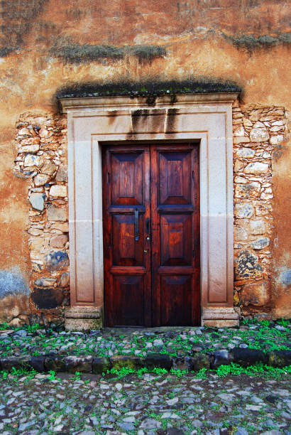 istock vintage door 833739640
