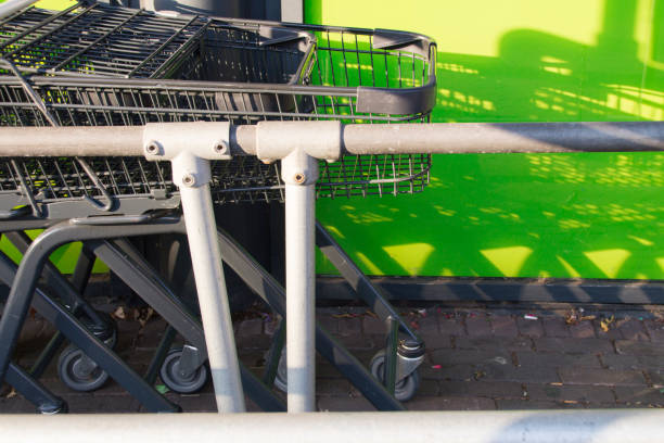 背景に緑ラインのショッピングカート - comerce ストックフォトと画像
