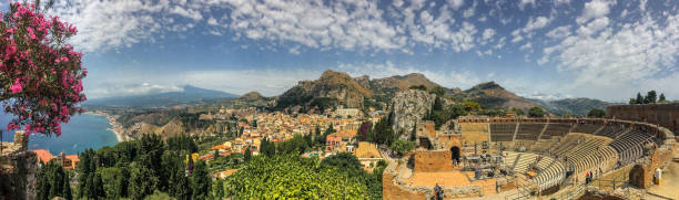 bela vista panorâmica de taormina, na sicília - sicily taormina mt etna italy - fotografias e filmes do acervo