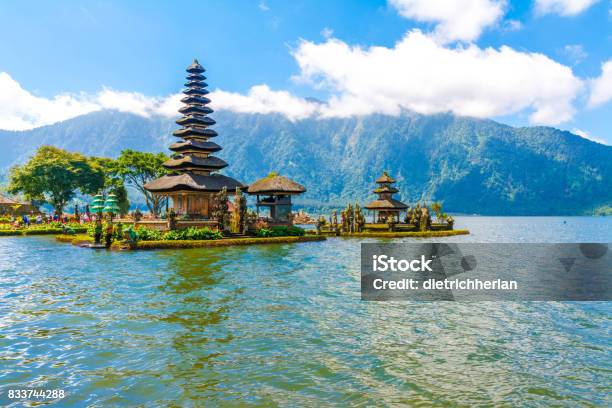 Foto de Pura Ulun Danu Bratan Em Bali Indonésia e mais fotos de stock de Amor - Amor, Arquitetura, Asiático e indiano
