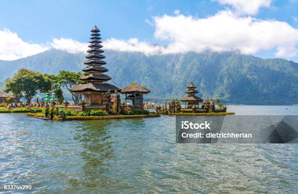 Foto de Pura Ulun Danu Bratan Em Bali Indonésia e mais fotos de stock de Amor - Amor, Arquitetura, Asiático e indiano