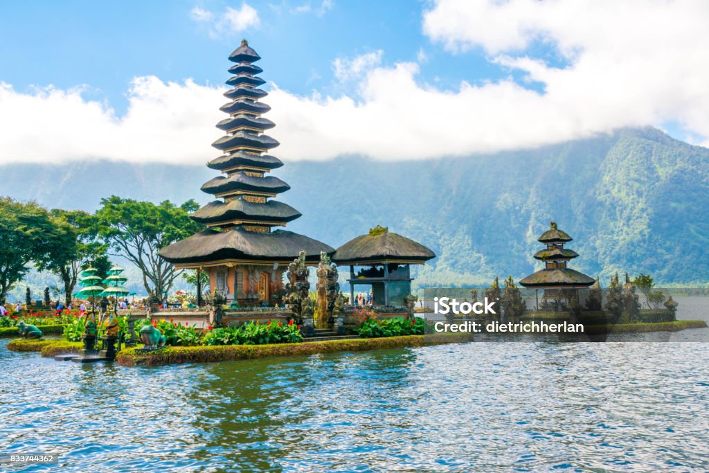 Pura Ulun Danu Bratan em Bali, Indonésia - Foto de stock de Amor royalty-free