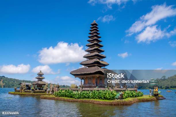 Foto de Pura Ulun Danu Bratan Em Bali Indonésia e mais fotos de stock de Amor - Amor, Arquitetura, Asiático e indiano