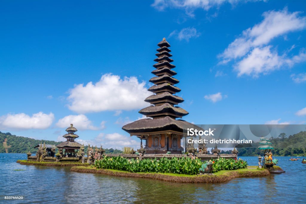 Pura Ulun Danu Bratan em Bali, Indonésia - Foto de stock de Amor royalty-free