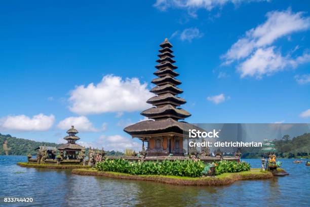 Foto de Pura Ulun Danu Bratan Em Bali Indonésia e mais fotos de stock de Amor - Amor, Arquitetura, Asiático e indiano