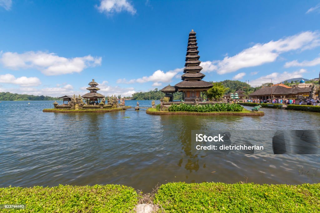 Pura Ulun Danu Bratan em Bali, Indonésia - Foto de stock de Amor royalty-free