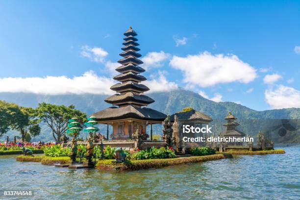 Foto de Pura Ulun Danu Bratan Em Bali Indonésia e mais fotos de stock de Amor - Amor, Arquitetura, Asiático e indiano