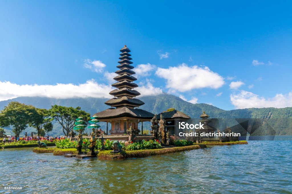 Pura Ulun Danu Bratan em Bali, Indonésia - Foto de stock de Amor royalty-free