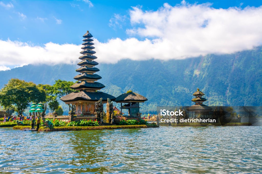 Pura Ulun Danu Bratan em Bali, Indonésia - Foto de stock de Amor royalty-free