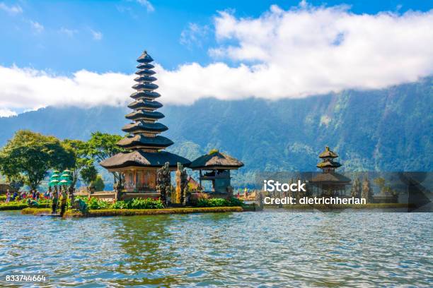 Foto de Pura Ulun Danu Bratan Em Bali Indonésia e mais fotos de stock de Amor - Amor, Arquitetura, Asiático e indiano