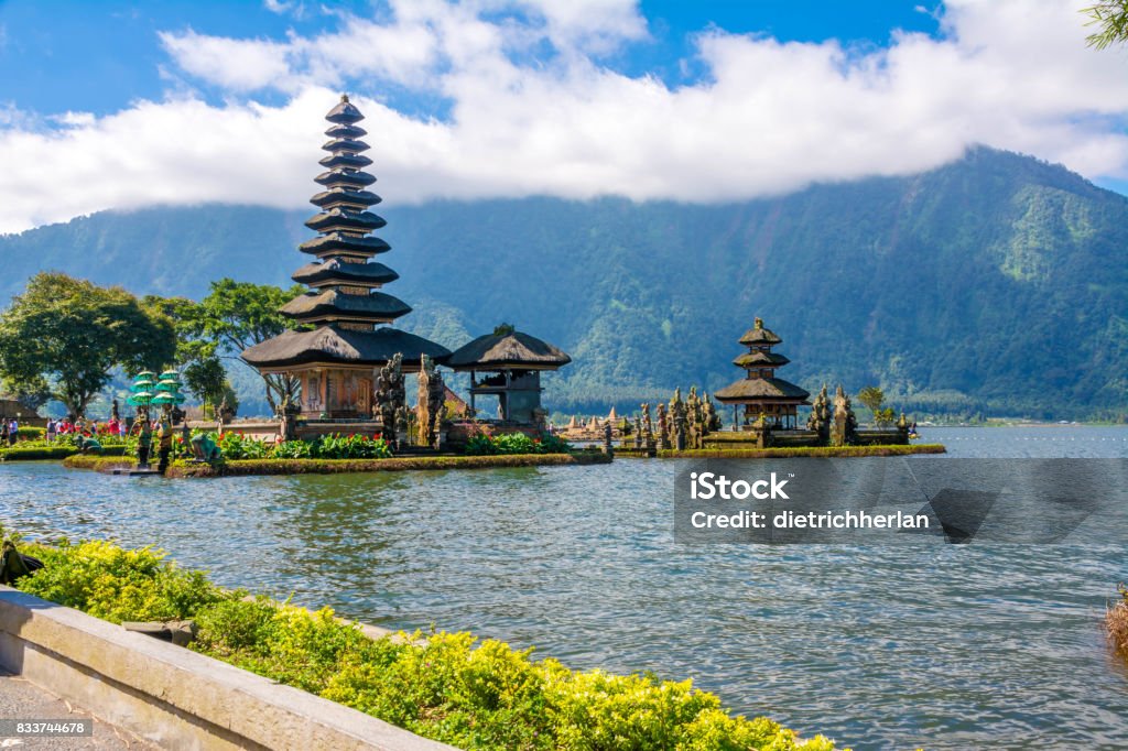 Pura Ulun Danu Bratan em Bali, Indonésia - Foto de stock de Amor royalty-free