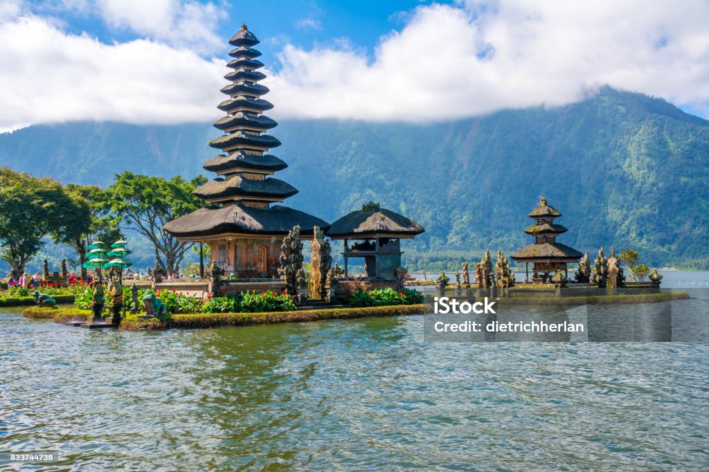 Pura Ulun Danu Bratan em Bali, Indonésia - Foto de stock de Amor royalty-free