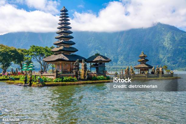 Foto de Pura Ulun Danu Bratan Em Bali Indonésia e mais fotos de stock de Amor - Amor, Arquitetura, Asiático e indiano