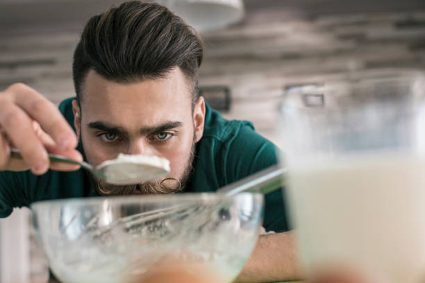 człowiek gotować pomiaru, ile cukru potrzebuje - chef cooking food pan zdjęcia i obrazy z banku zdjęć