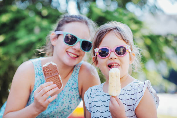 여름에 아이스크림을 먹는 여자 - ice cream sandwich 뉴스 사진 이미지