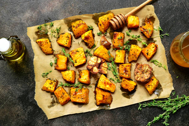 oven baked pumpkin slices - butternut squash roasted squash cooked imagens e fotografias de stock