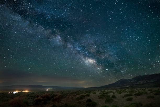 milchstraße über berge in nevada wüste - großes becken stock-fotos und bilder