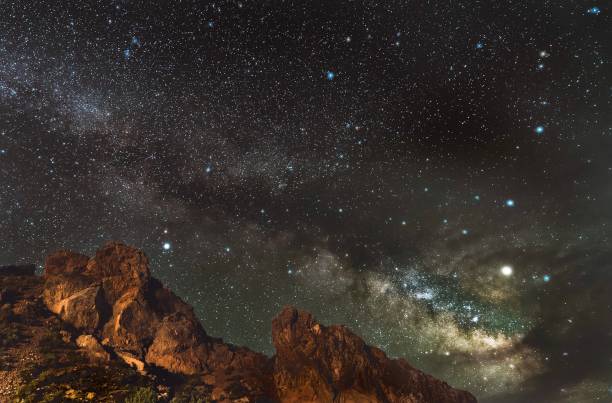 milchstraße über berge in nevada wüste - großes becken stock-fotos und bilder