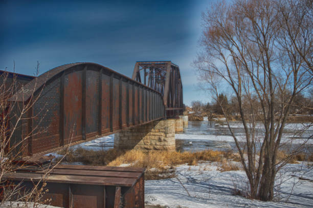 przeprawa przez rzekę - manitoba winnipeg winter bridge zdjęcia i obrazy z banku zdjęć