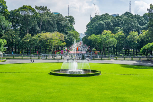 jardim do palácio da independência em ho chi minh vietnam - fountain indoors landscaped home interior - fotografias e filmes do acervo