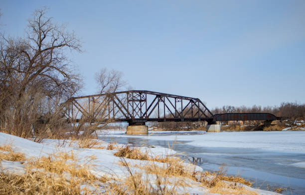 río crossing - manitoba winnipeg winter bridge fotografías e imágenes de stock