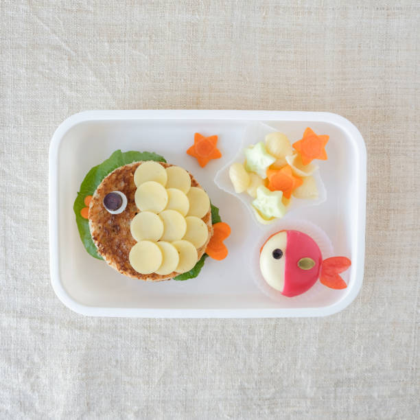 istock Fish lunch box, fun food art for kids 833987246