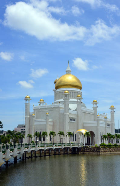 istock Sultan Omar Ali Saifuddin mosque and its footbridge, Bandar Seri Begawan, Brunei 833991000