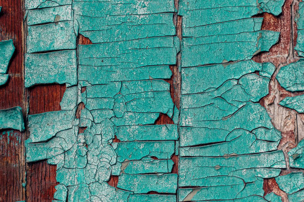 alte hölzerne oberfläche in eine braune farbe mit stücken von abblätternde blau (türkisen) farbe. - peeling paint abandoned old stock-fotos und bilder