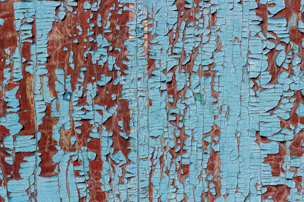 alte hölzerne oberfläche in eine braune farbe mit stücken von abblätternde farbe blau - peeling paint abandoned old stock-fotos und bilder