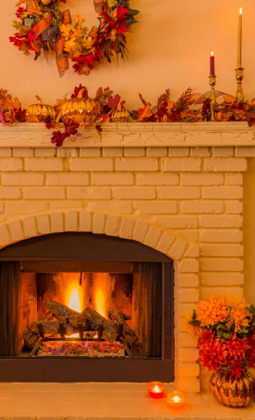 уютный кирпичный камин с осенними украшениями и свечами (p) - fire thanksgiving leaf burning стоковые фото и изображения