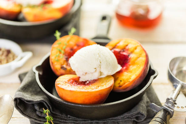 peach orgánico a la plancha - dessert grilled peaches peach fotografías e imágenes de stock