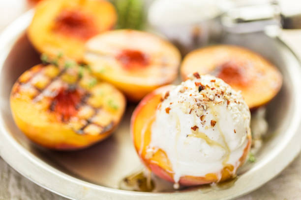 pesche grigliate biologiche - dessert grilled peaches peach foto e immagini stock