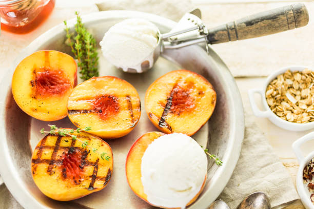orgánicos a la parrilla melocotones - dessert grilled peaches peach fotografías e imágenes de stock