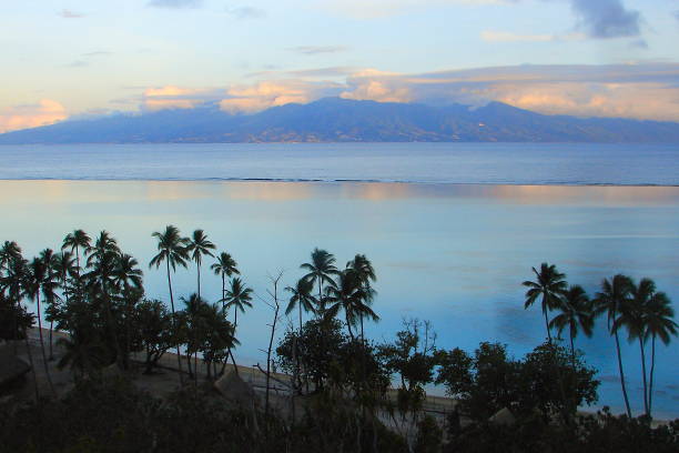폴 리 네 시안 열 대 여름 파라다이스: 극적인 모래 청록색 열 대 해변과 해돋이 새벽, 꿈 같은 보라 보라 섬, 타히티 모투-목가적인 프랑스령 폴리네시아에서 물 위에 녹색 야 자 나무 - marquesas islands 뉴스 사진 이미지