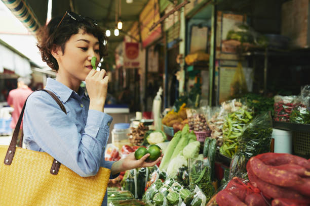 식료품 쇼핑 - lime market vietnam fruit 뉴스 사진 이미지