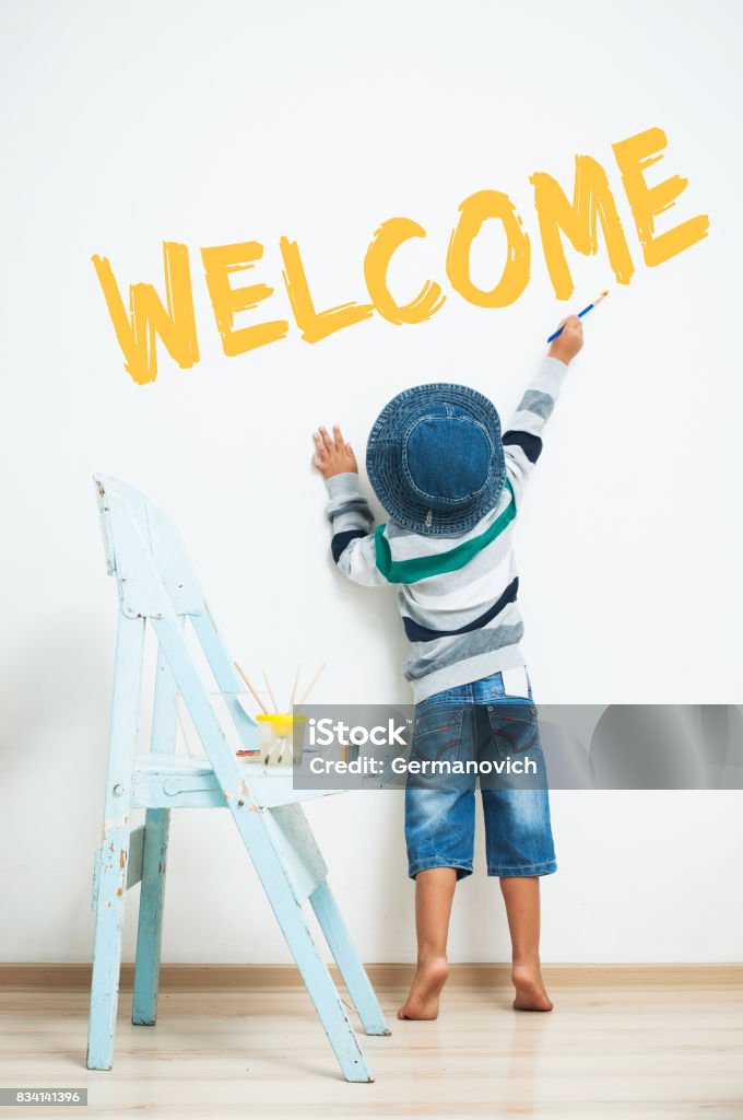 Niño feliz pinta con la pintura. - Foto de stock de Cartel de bienvenida libre de derechos