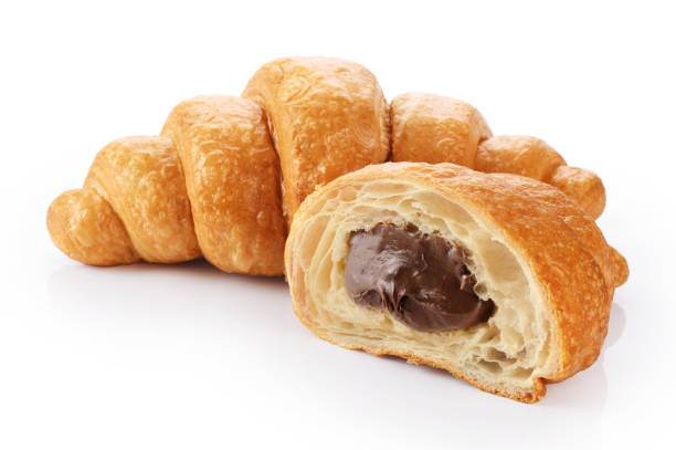 croissant a fette con cioccolato isolato su sfondo bianco - croissant foto e immagini stock