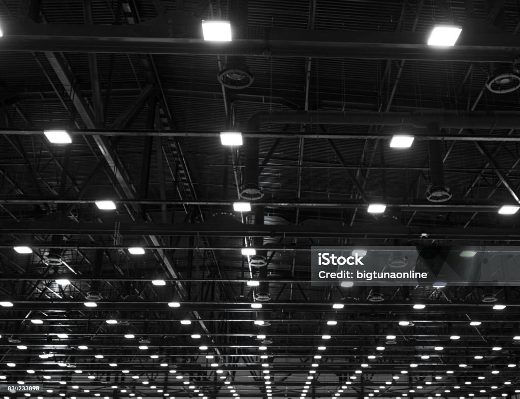 Lichter und Lüftungsanlage in der langen Schlange an Decke von der dunklen Büro industrielle Hochbau, Ausstellung Hallendecke - Lizenzfrei Decke - Gebäudeteil Stock-Foto