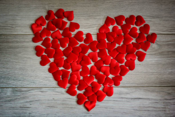 je t’aime renseignements en bois en forme de cœur rouge, thème de l’amour. - candy heart candy i love you heart shape photos et images de collection