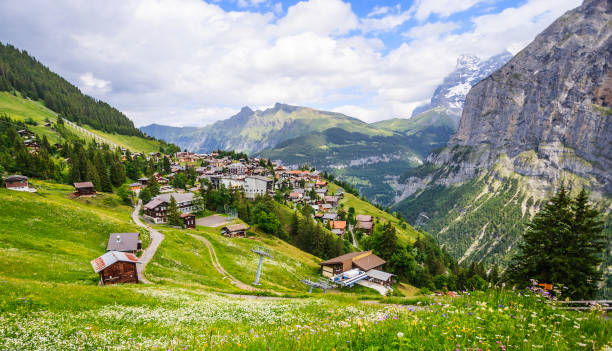 hermosa vista del paisaje del encantador pueblo de montaña de murren con valle de lauterbrunnen y alpes suizos en el fondo, región de la jungfrau, bernese oberland, suiza, europa - muerren fotografías e imágenes de stock