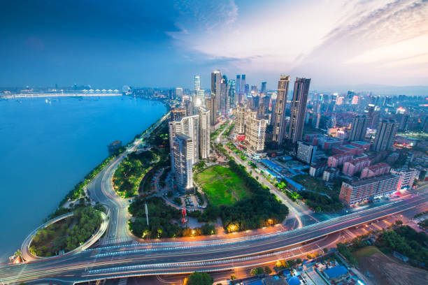 china &#39; ciudad de shenzhen de s en la noche - shenzhen fotografías e imágenes de stock