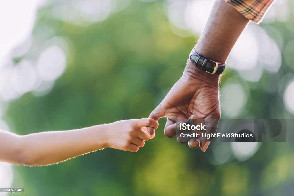 recadrée vue du grand-père afro-américaine, main dans la main avec peu de petite-fille - Photo de Famille libre de droits