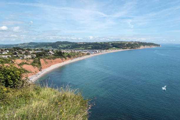 vista su seaton sulla costa del devon - sidmouth devon foto e immagini stock