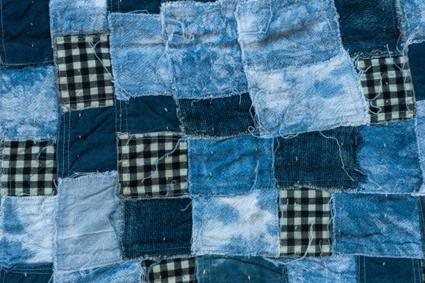 gewinde des alten stoff blau-ton für hintergrund - patchwork quilt stock-fotos und bilder