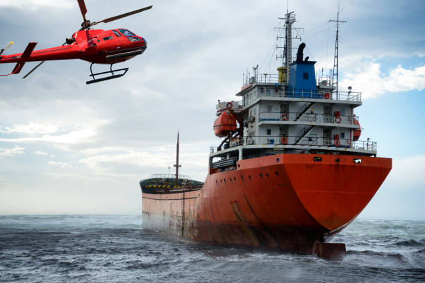 rettungsdienst für bootsunglück - tugboat towing nautical vessel industrial ship stock-fotos und bilder